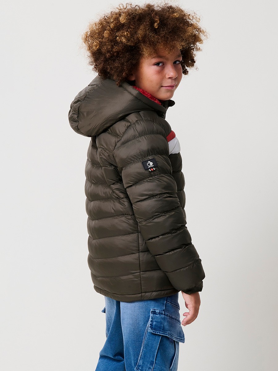 Boys’ khaki padded jacket with detachable hood, chest stripes in brick and stone tones. Made of 100% polyester, warm, comfortable and lightweight.