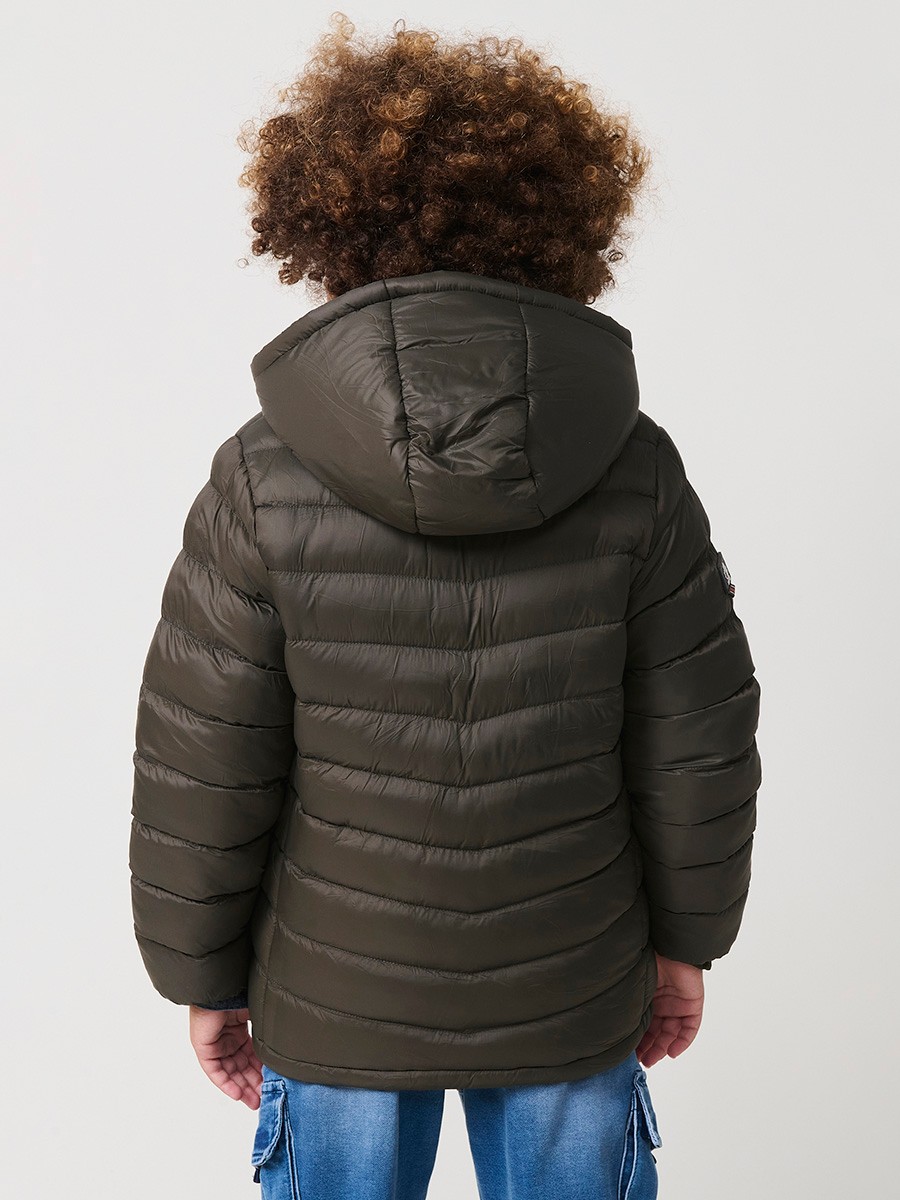 Boys’ khaki padded jacket with detachable hood, chest stripes in brick and stone tones. Made of 100% polyester, warm, comfortable and lightweight.