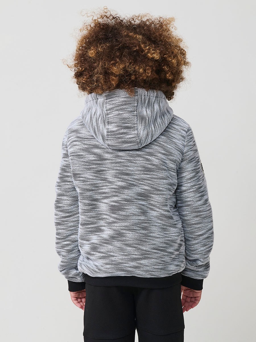 Veste en maille spéciale pour garçon, coloris noir et écru, avec capuche doublée effet fourrure et intérieur matelassé.