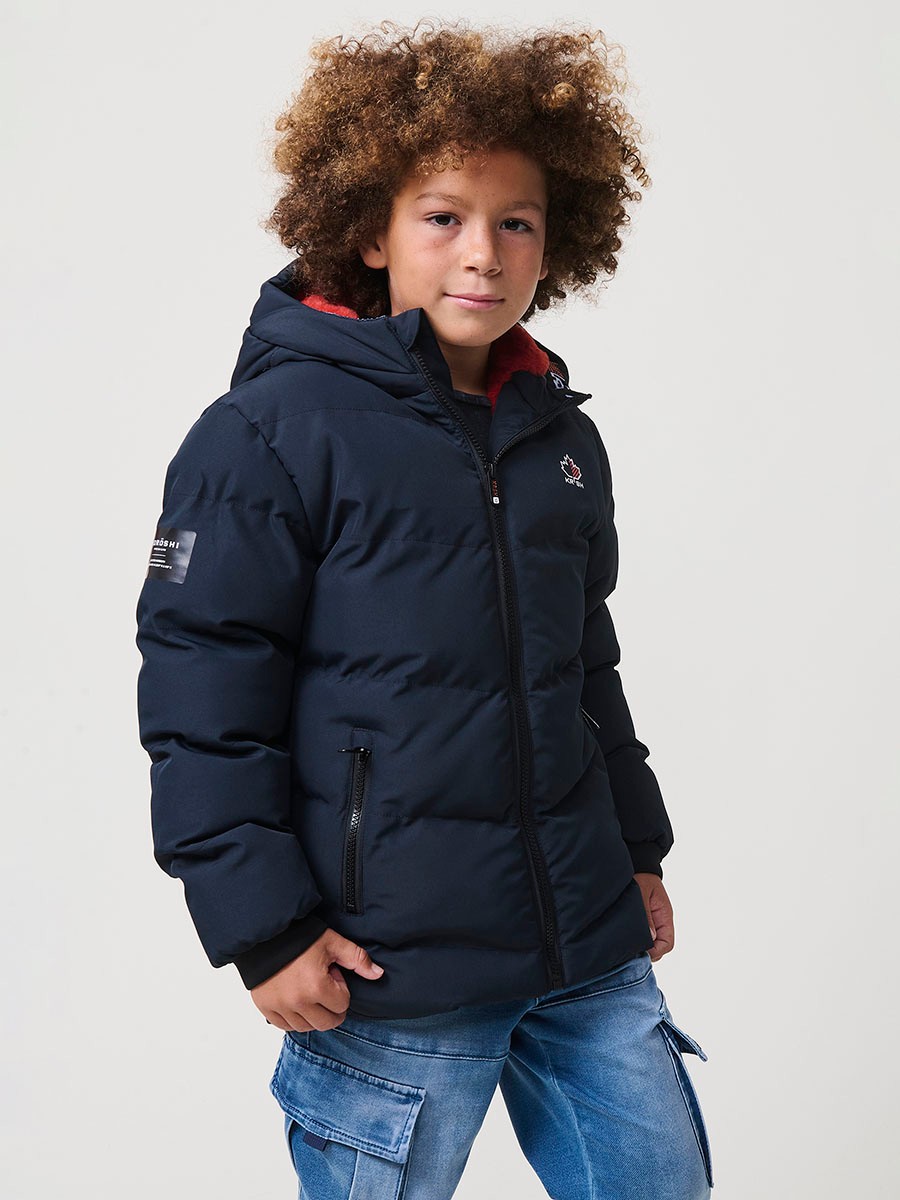 Cazadora acolchada para niño en color navy, con capucha forrada en efecto pelo y cierre de cremallera. Ideal para invierno.