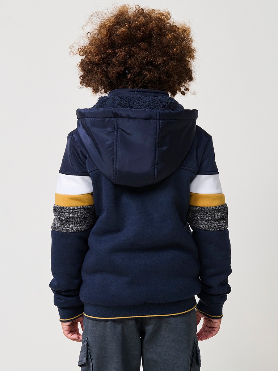Veste garçon navy en molleton de coton et polyester, doublée et avec capuche amovible.