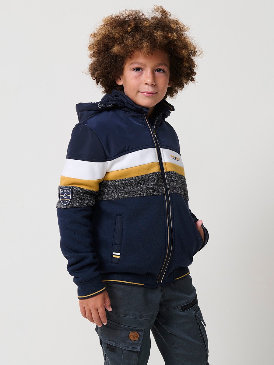 Veste garçon navy en molleton de coton et polyester, doublée et avec capuche amovible.