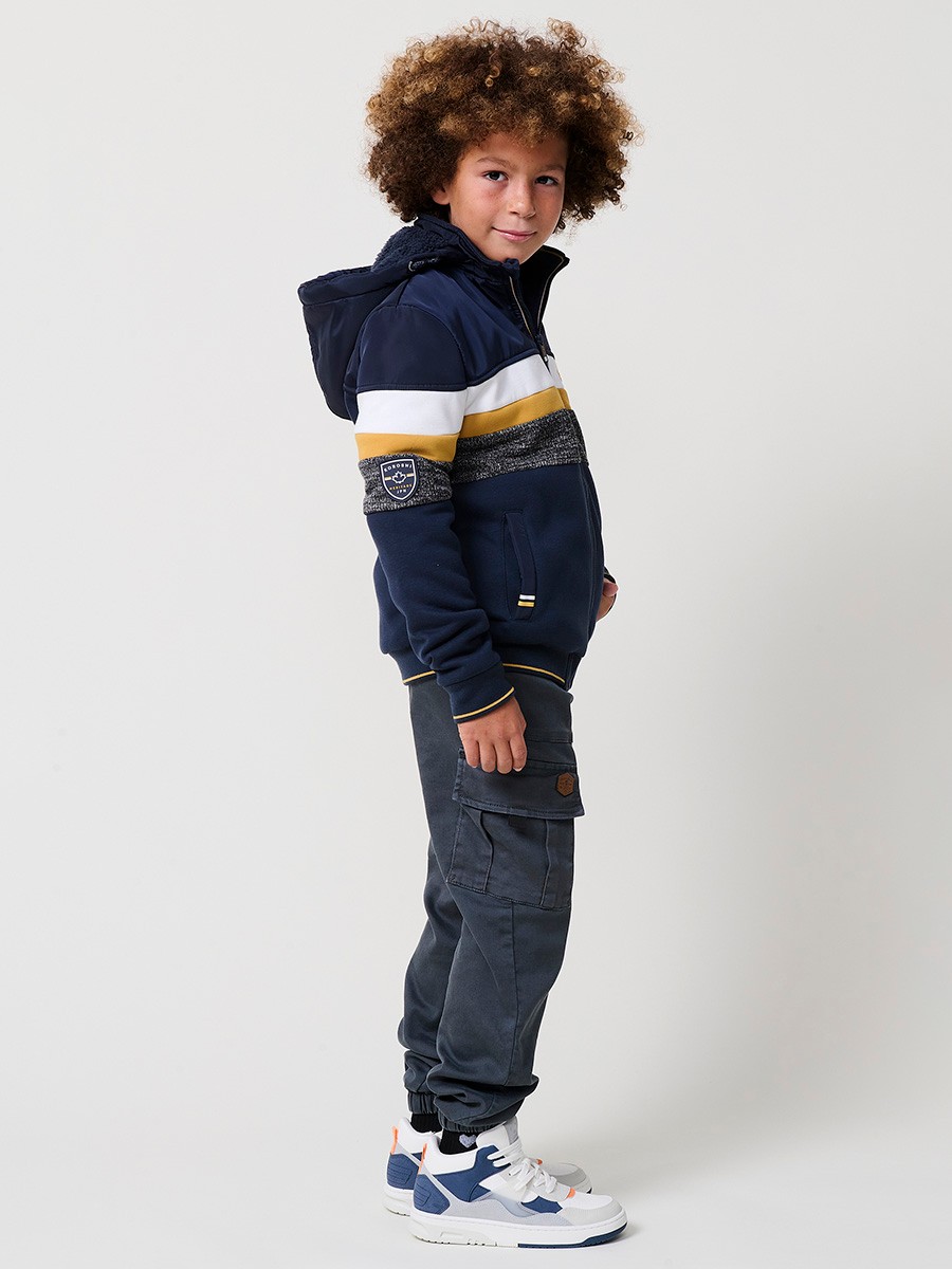 Veste garçon navy en molleton de coton et polyester, doublée et avec capuche amovible.