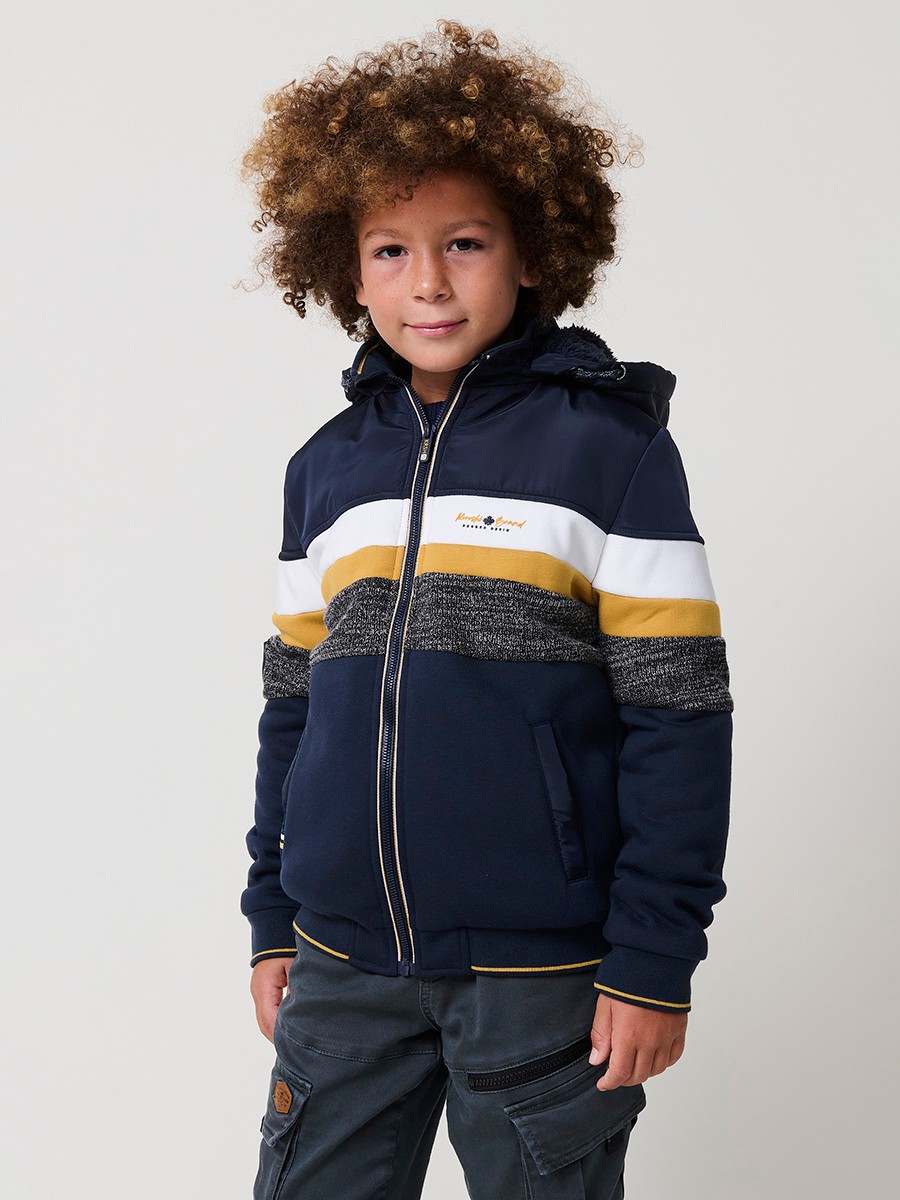 Veste garçon navy en molleton de coton et polyester, doublée et avec capuche amovible.