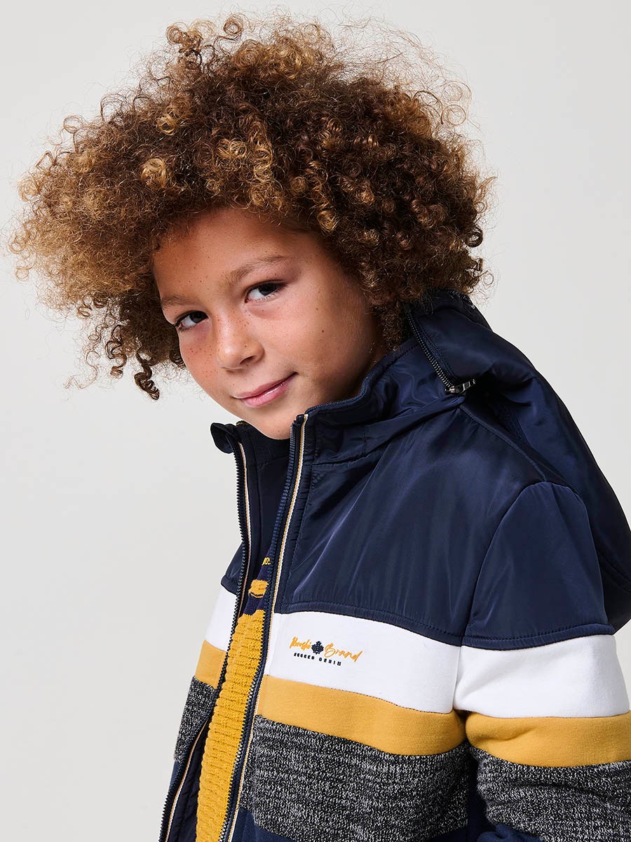 Veste garçon navy en molleton de coton et polyester, doublée et avec capuche amovible.