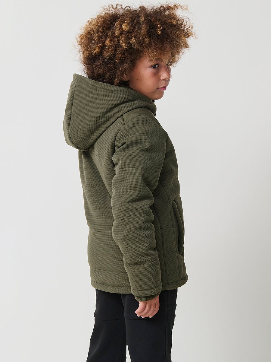 Veste garçon en maille kaki et polyester, doublée, avec capuche et fermeture zippée.