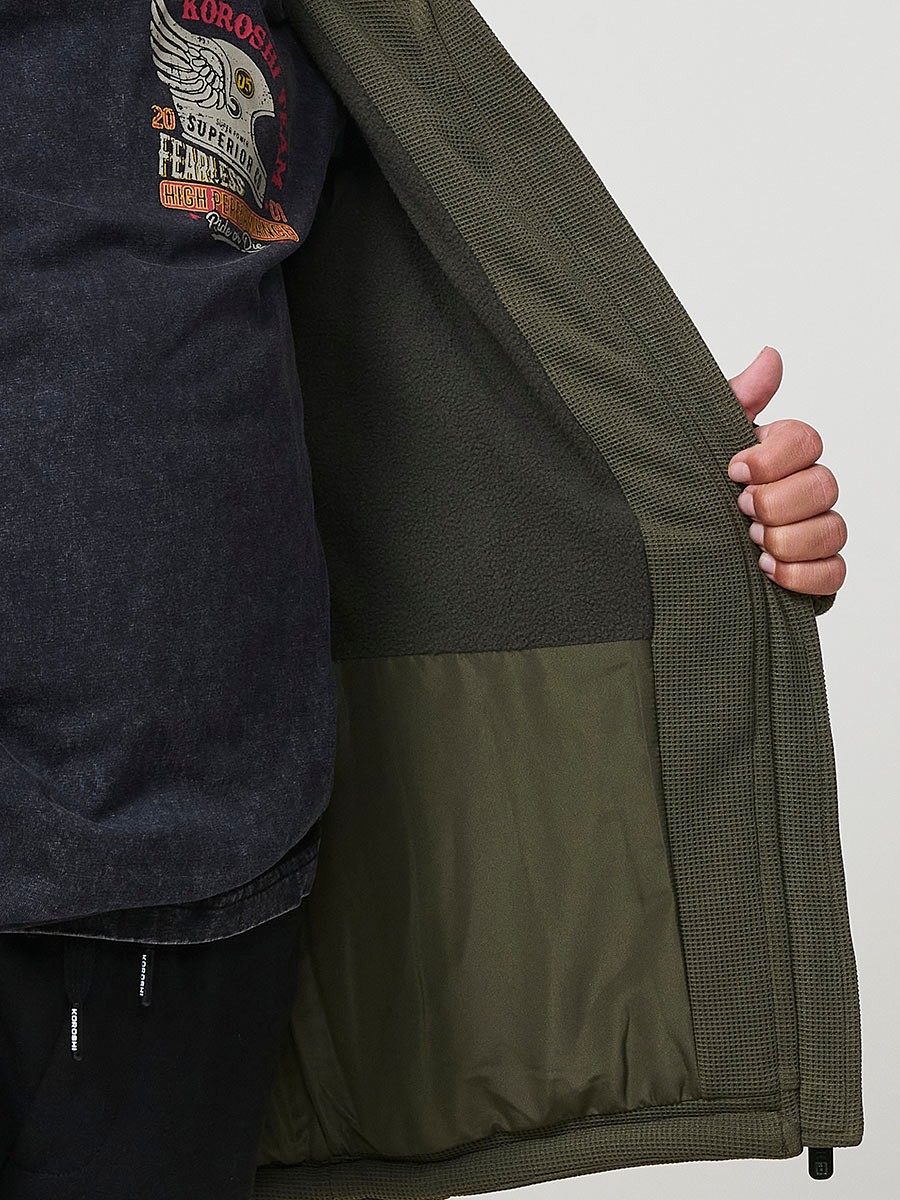 Veste garçon en maille kaki et polyester, doublée, avec capuche et fermeture zippée.