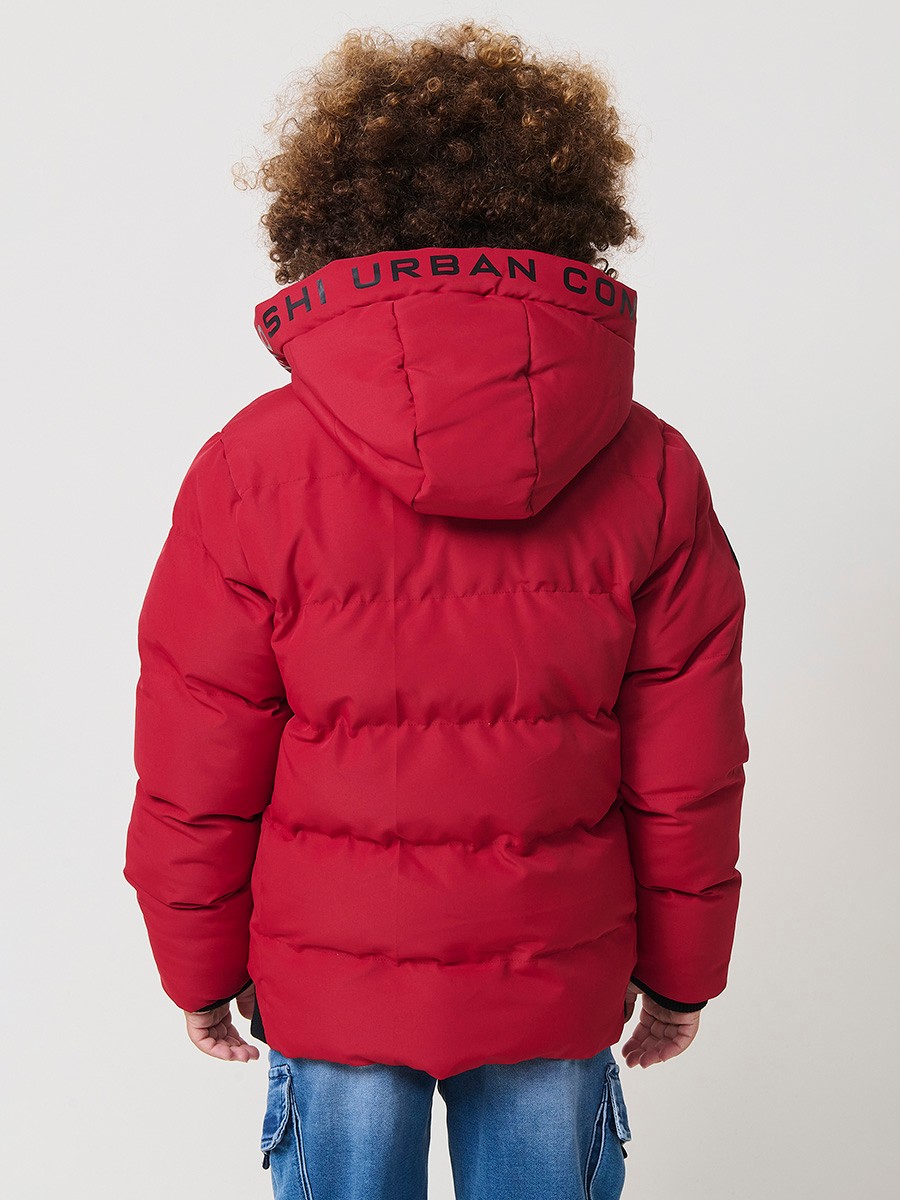 Blouson matelassé garçon rouge avec capuche doublée effet fourrure et fermeture zippée