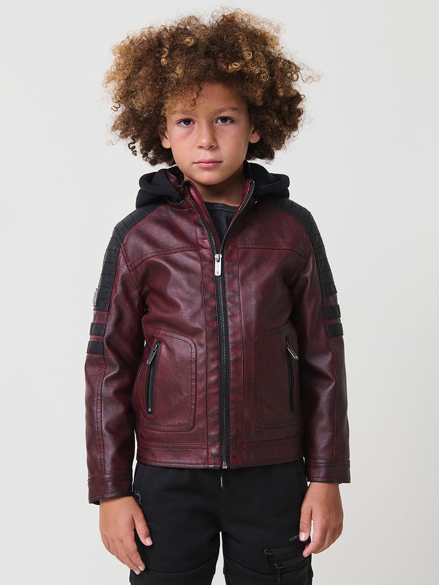 Cazadora de niño estilo motorista en color vino y negro efecto envejecido. Confeccionada en 100% poliéster con cierre de cremallera.