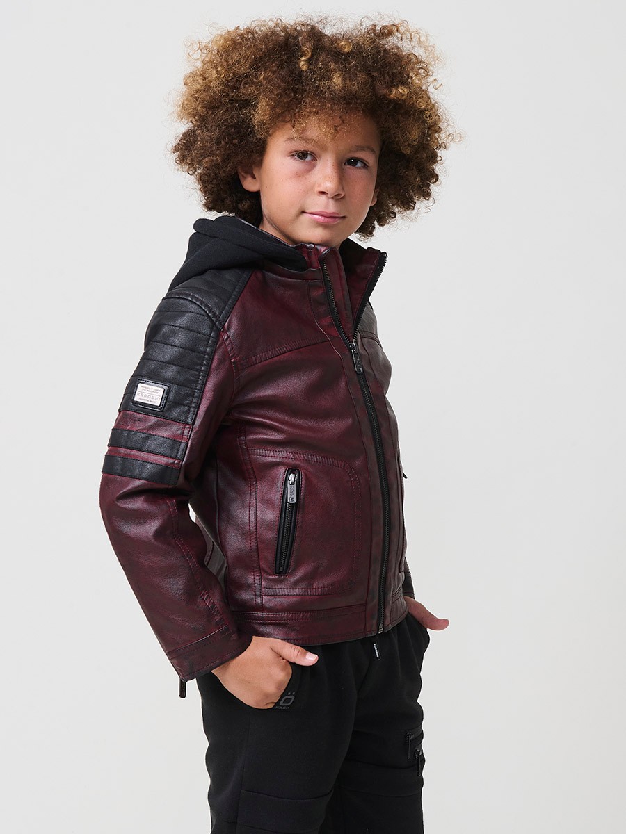 Cazadora de niño estilo motorista en color vino y negro efecto envejecido. Confeccionada en 100% poliéster con cierre de cremallera.