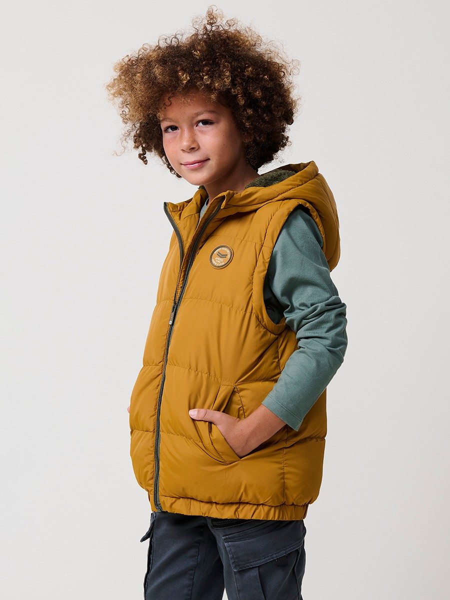 Chaqueta de niño desmontable y convertible a chaleco, color mostaza