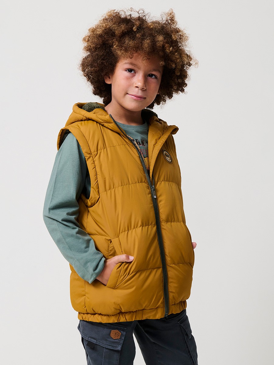 Chaqueta de niño desmontable y convertible a chaleco, color mostaza