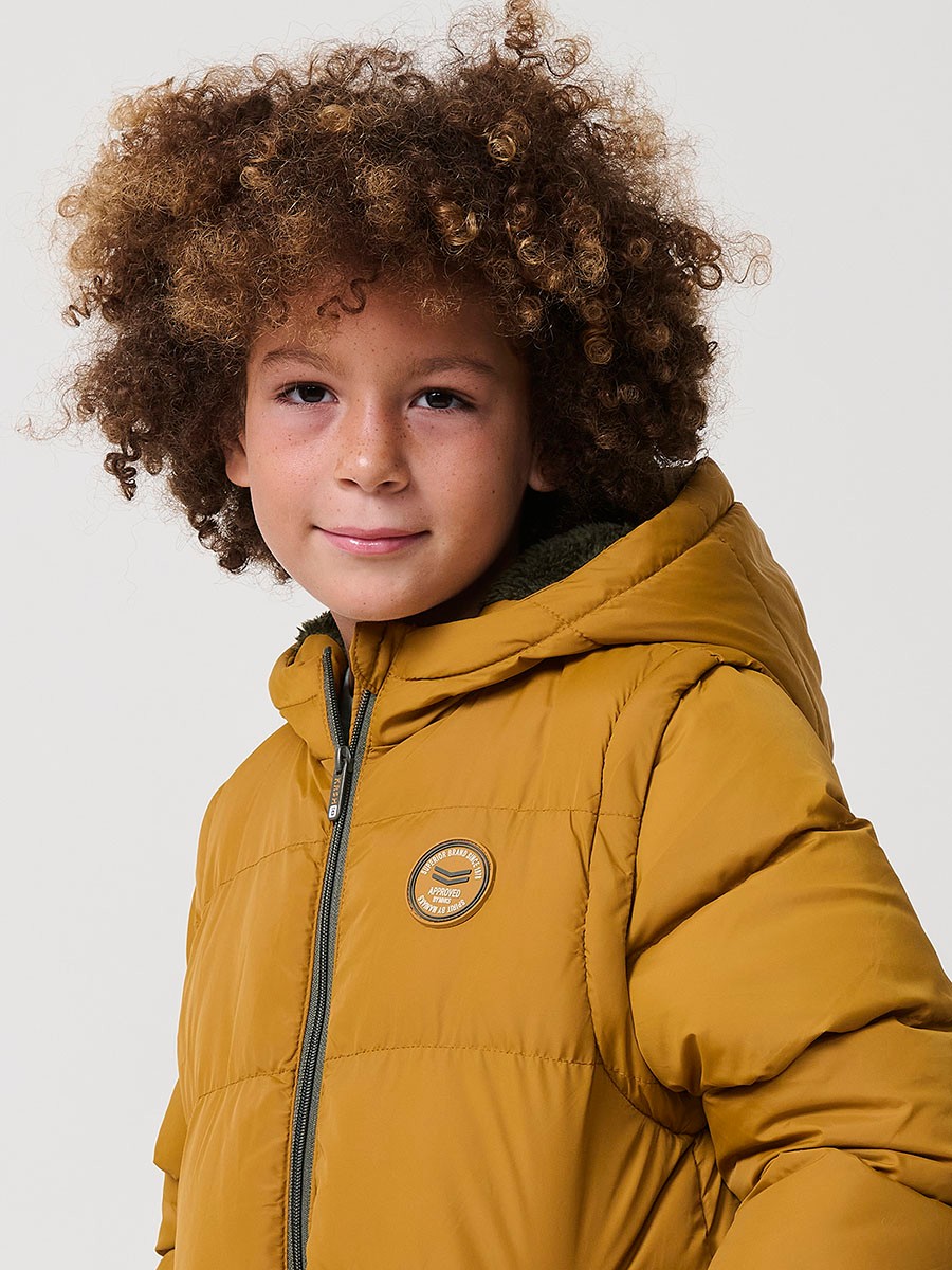 Chaqueta de niño desmontable y convertible a chaleco, color mostaza