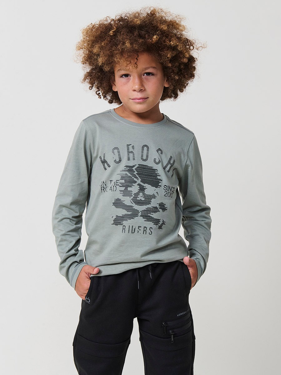 Camiseta de niño en color kaki de manga larga con estampado de calavera en relieve. 100% algodón, cómoda y con estilo urbano.