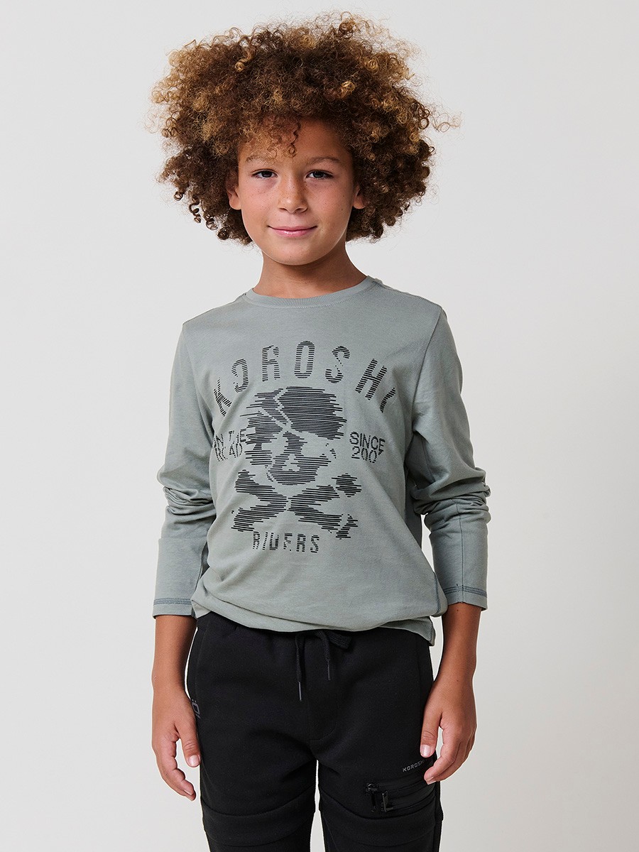 Camiseta de niño en color kaki de manga larga con estampado de calavera en relieve. 100% algodón, cómoda y con estilo urbano.