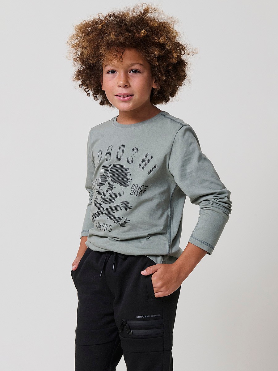 Camiseta de niño en color kaki de manga larga con estampado de calavera en relieve. 100% algodón, cómoda y con estilo urbano.