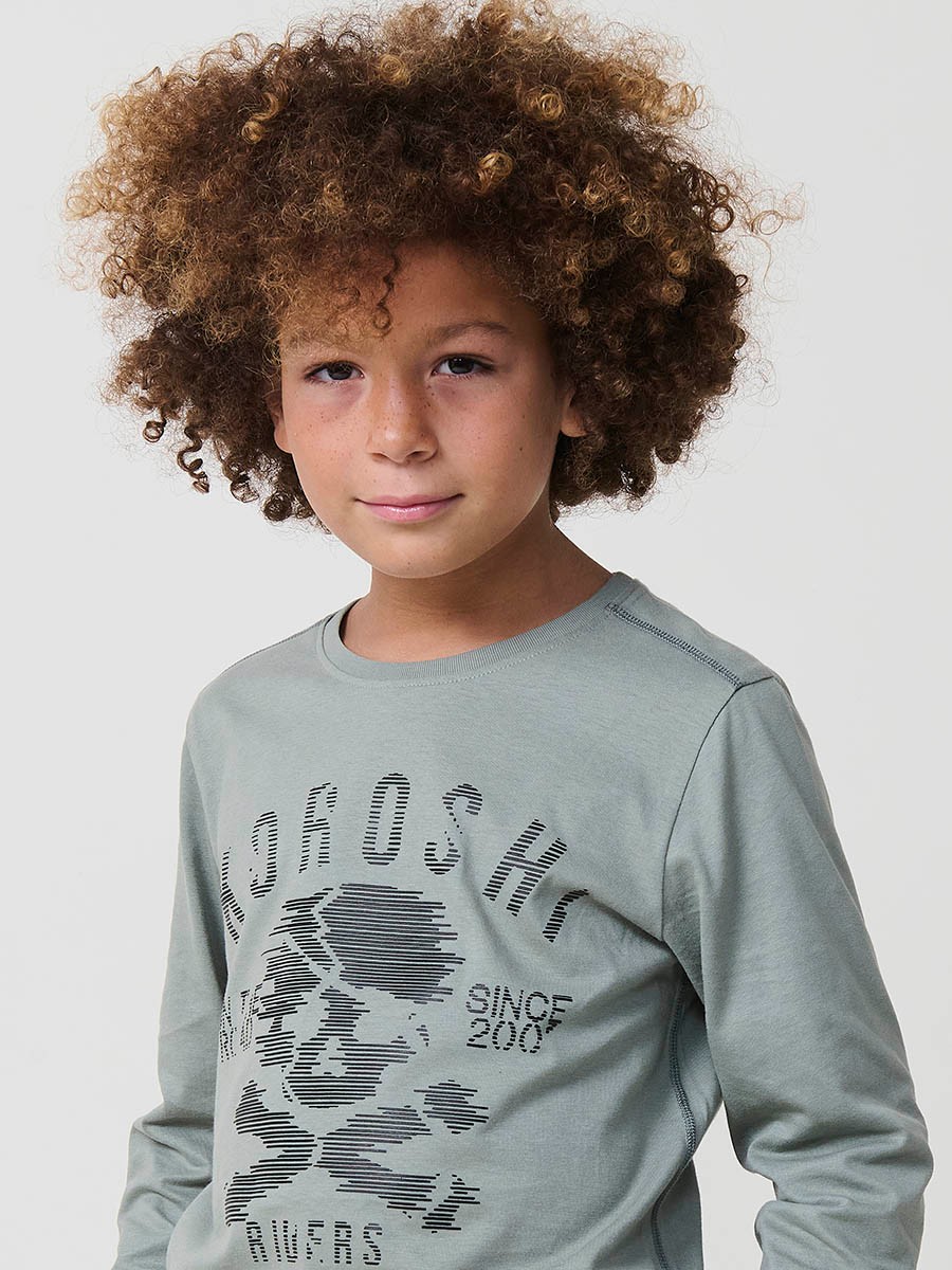 Camiseta de niño en color kaki de manga larga con estampado de calavera en relieve. 100% algodón, cómoda y con estilo urbano.