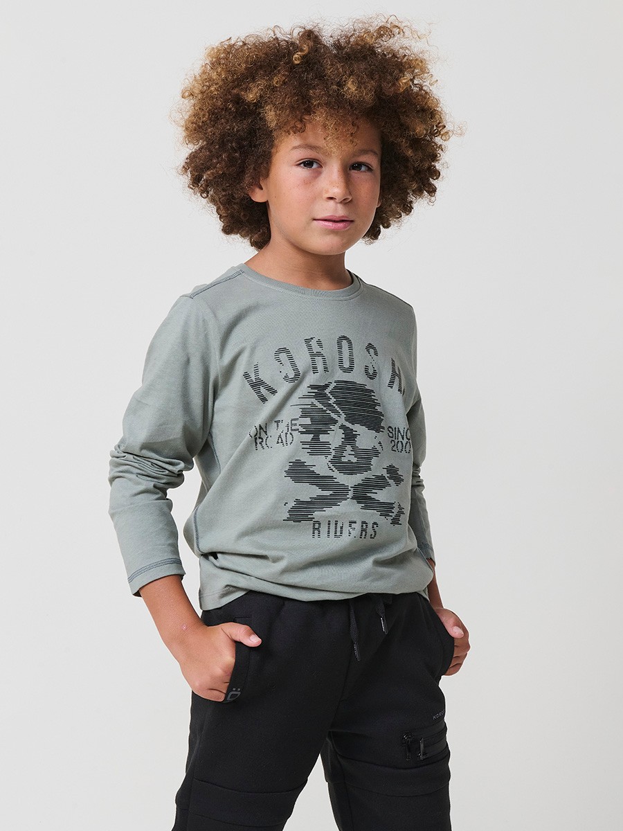 Camiseta de niño en color kaki de manga larga con estampado de calavera en relieve. 100% algodón, cómoda y con estilo urbano.
