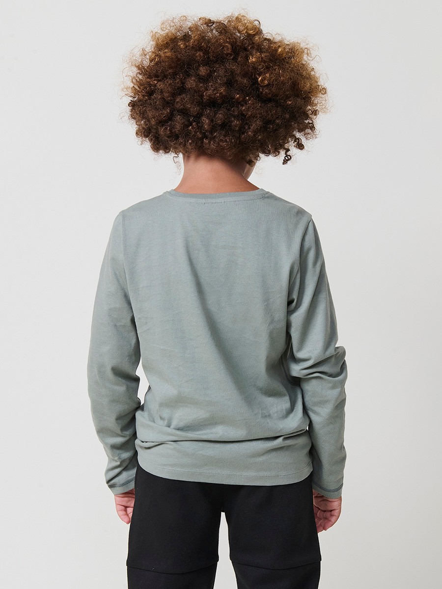 Camiseta de niño en color kaki de manga larga con estampado de calavera en relieve. 100% algodón, cómoda y con estilo urbano.