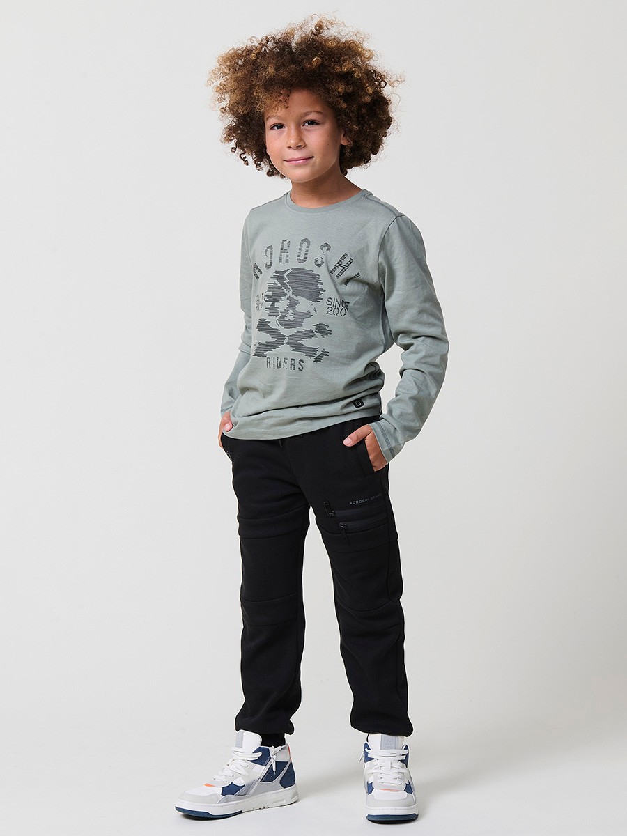 Camiseta de niño en color kaki de manga larga con estampado de calavera en relieve. 100% algodón, cómoda y con estilo urbano.