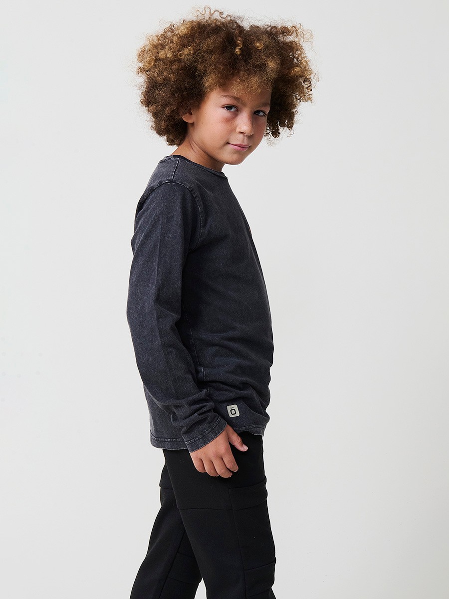 T-shirt garçon noir avec effet usé, col rond en bord-côte et manches longues. 100 % coton.