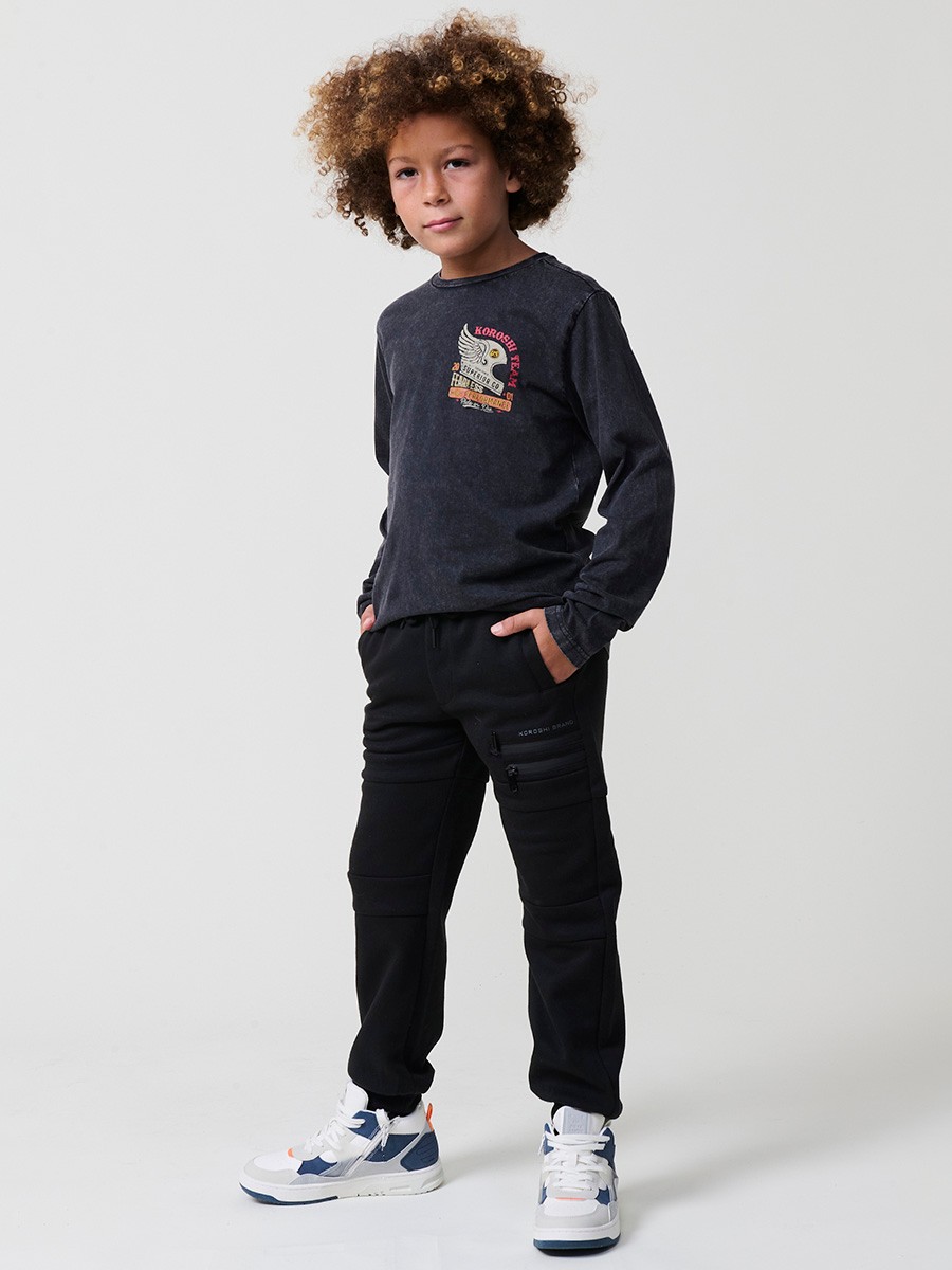T-shirt garçon noir avec effet usé, col rond en bord-côte et manches longues. 100 % coton.