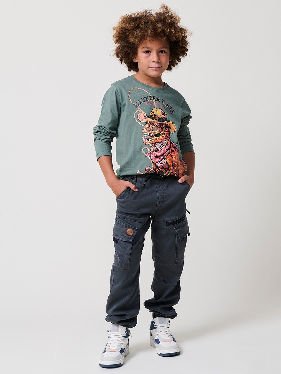 Pantalón jogger de niño en knit denim elástico color verde con bolsillos cargo. 100% algodón, cómodo y moderno.