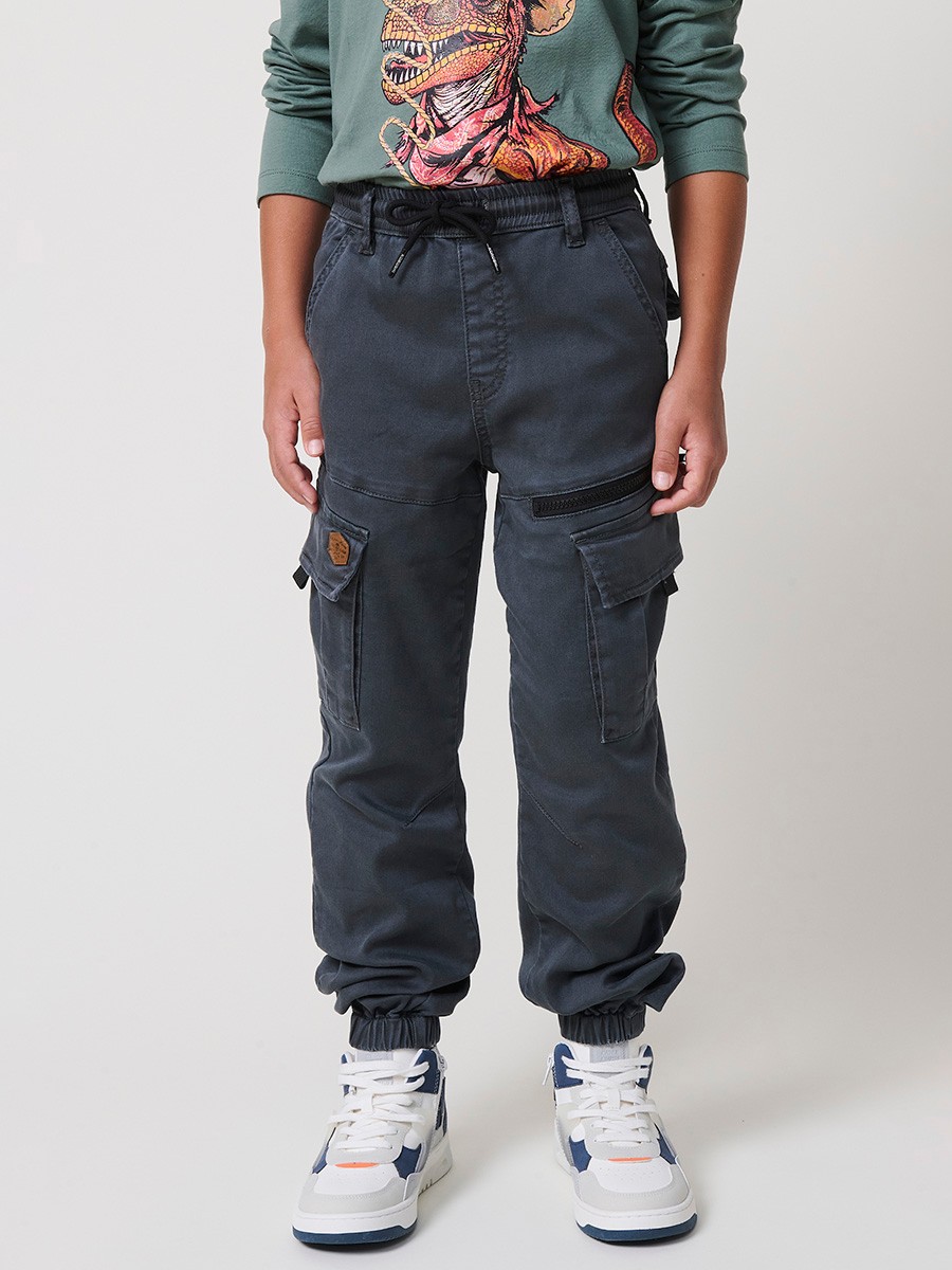 Pantalón jogger de niño en knit denim elástico color verde con bolsillos cargo. 100% algodón, cómodo y moderno.