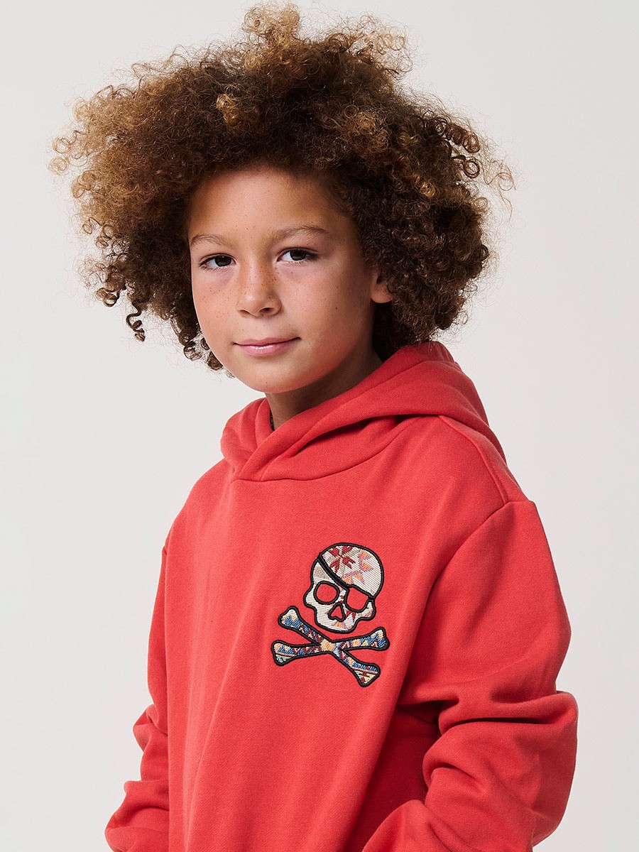 Sweat garçon en coton terracotta gratté à l’intérieur, avec capuche et poche kangourou. Doux et confortable.