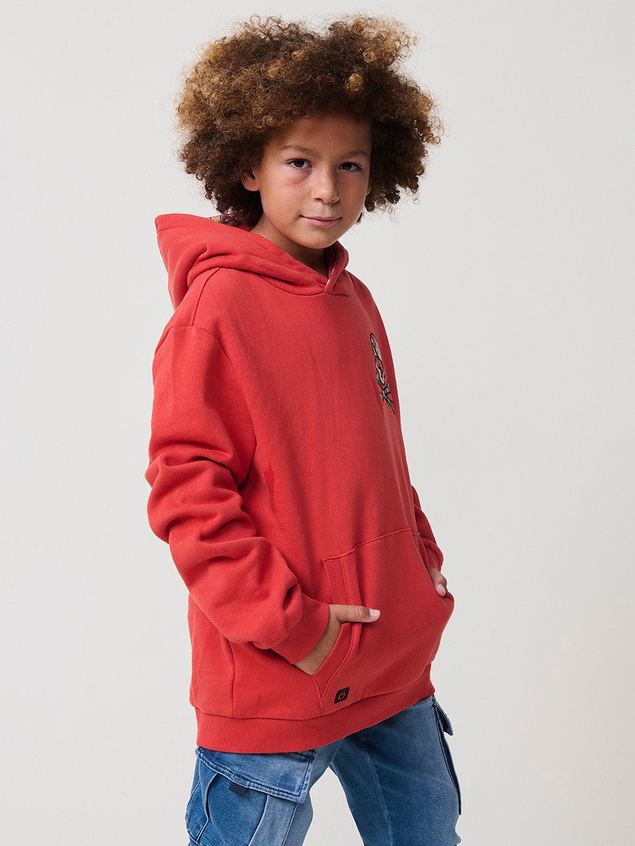 Sweat garçon en coton terracotta gratté à l’intérieur, avec capuche et poche kangourou. Doux et confortable.
