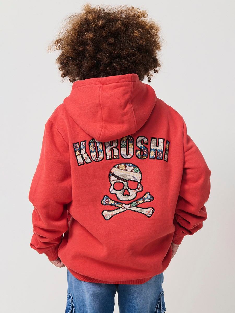 Sweat garçon en coton terracotta gratté à l’intérieur, avec capuche et poche kangourou. Doux et confortable.