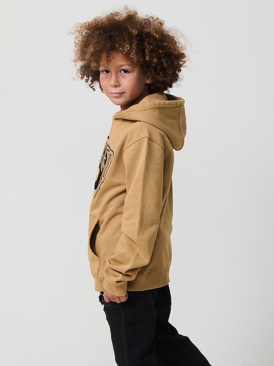 Sweat garçon en coton moutarde effet délavé avec capuche et poche kangourou. Doux, chaud et tendance.