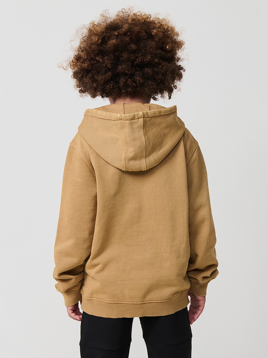 Sweat garçon en coton moutarde effet délavé avec capuche et poche kangourou. Doux, chaud et tendance.