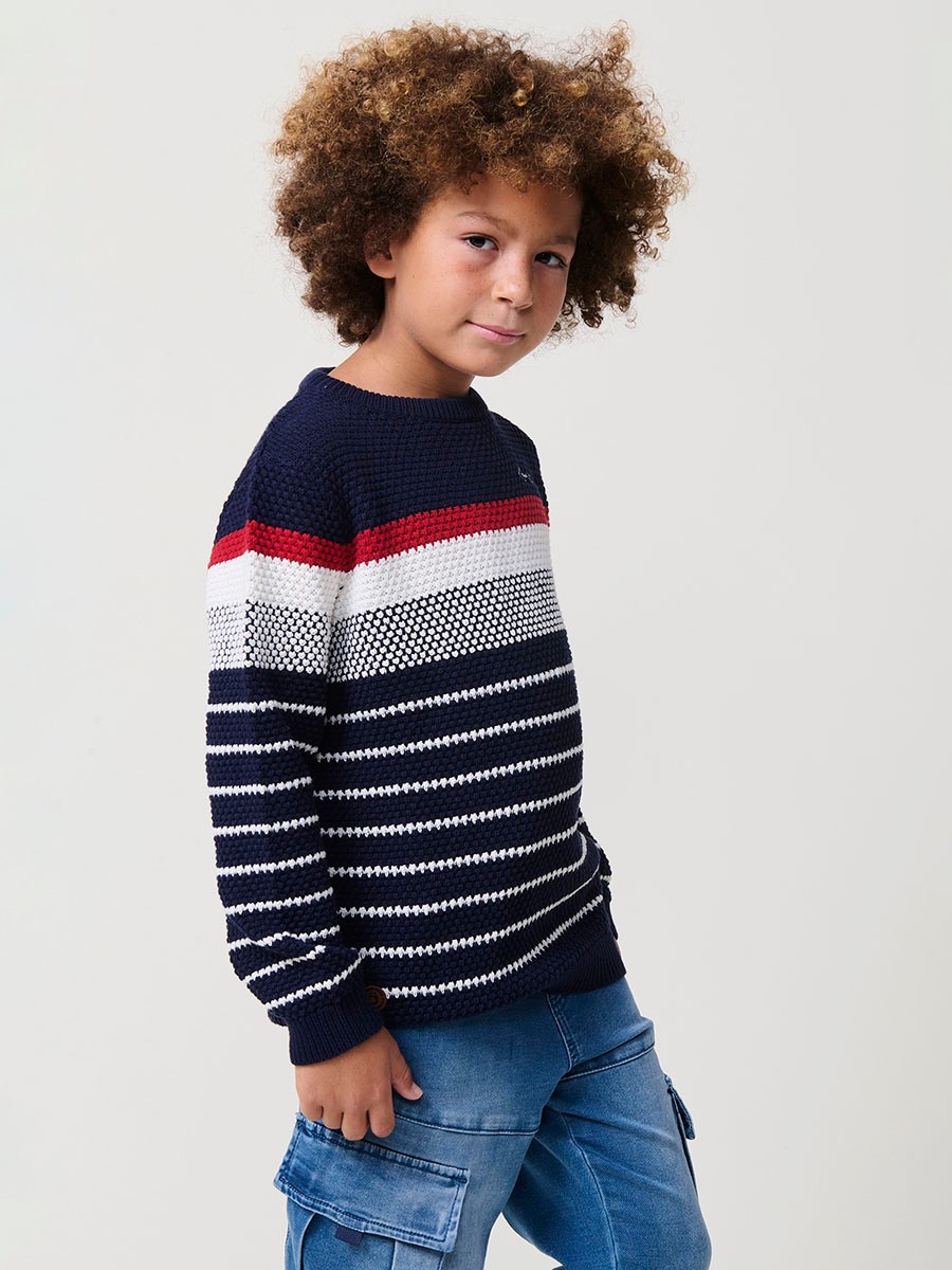 Jersey de niño en punto de algodón color navy con rayas crudo y rojas, cuello redondo y puños acanalados.