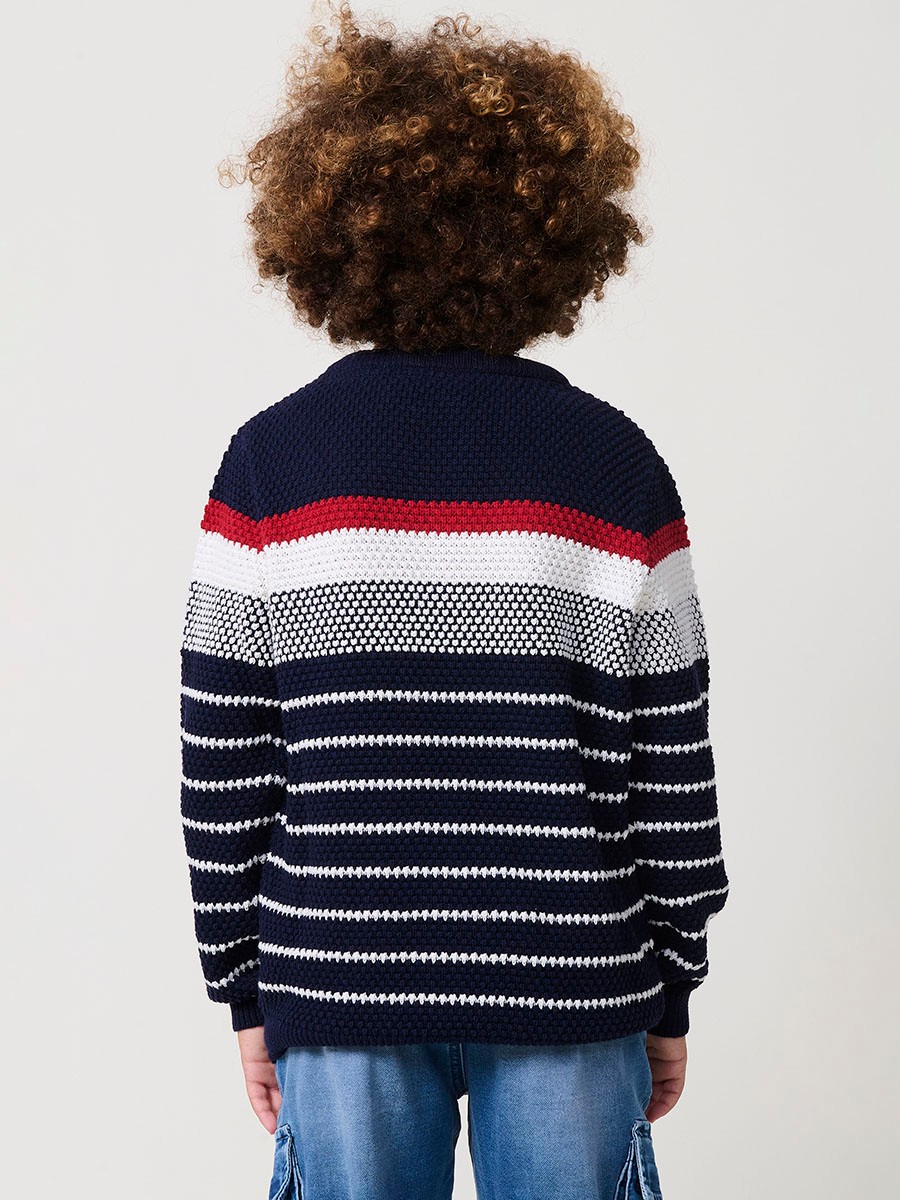 Jersey de niño en punto de algodón color navy con rayas crudo y rojas, cuello redondo y puños acanalados.