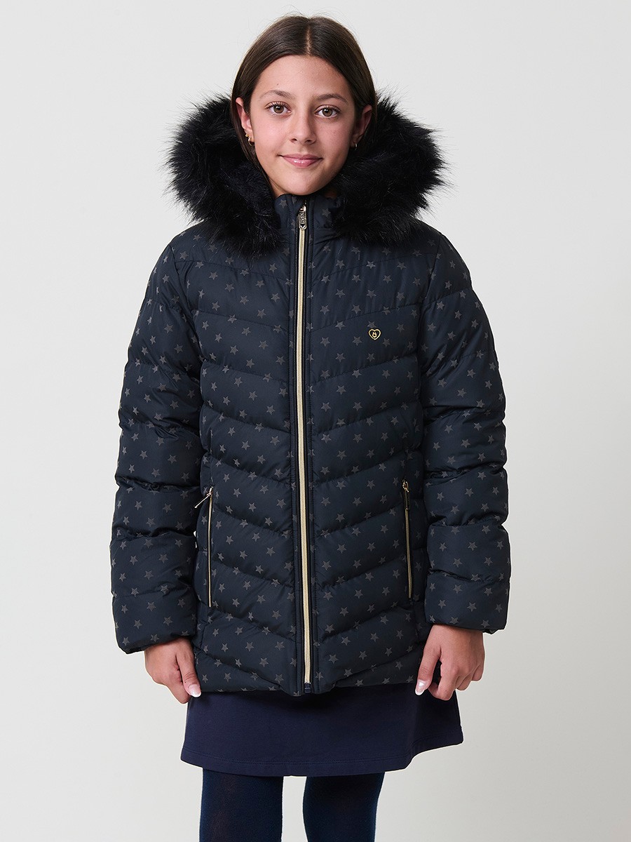 Chaqueta acolchada de niña en color navy con estampado de estrellas flocadas, cuello alto, capucha desmontable con pelo sintético y puños de canalé.