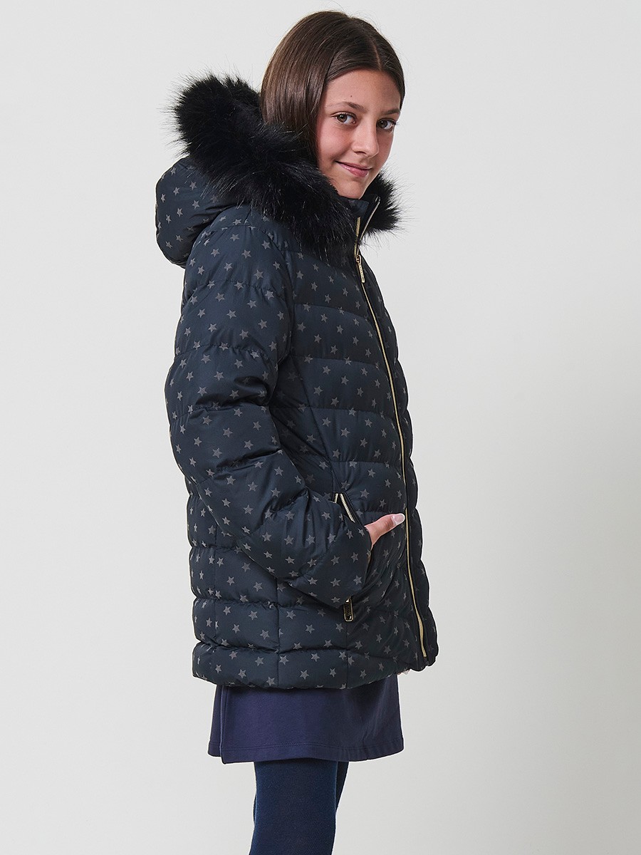 Chaqueta acolchada de niña en color navy con estampado de estrellas flocadas, cuello alto, capucha desmontable con pelo sintético y puños de canalé.