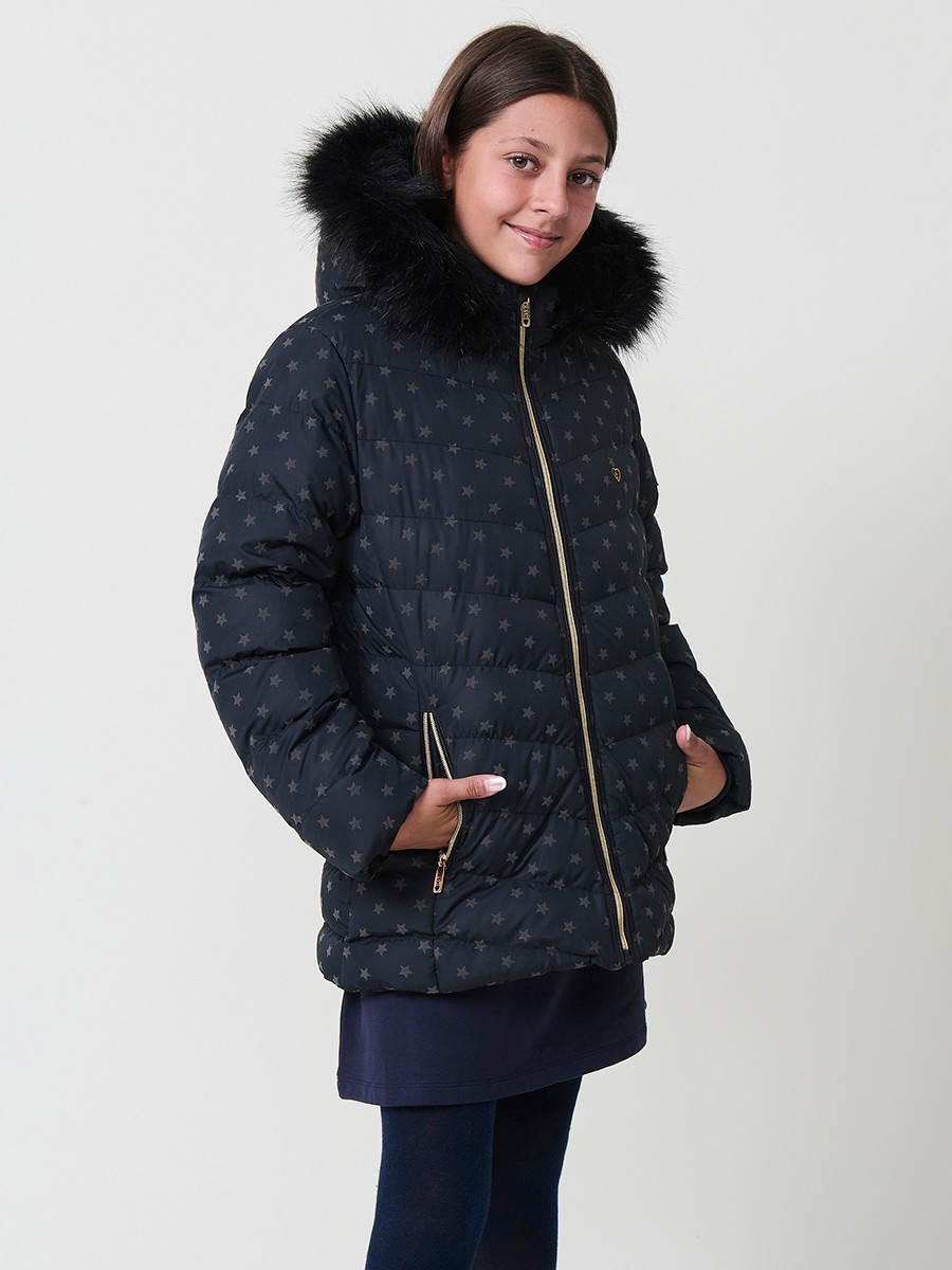 Chaqueta acolchada de niña en color navy con estampado de estrellas flocadas, cuello alto, capucha desmontable con pelo sintético y puños de canalé.