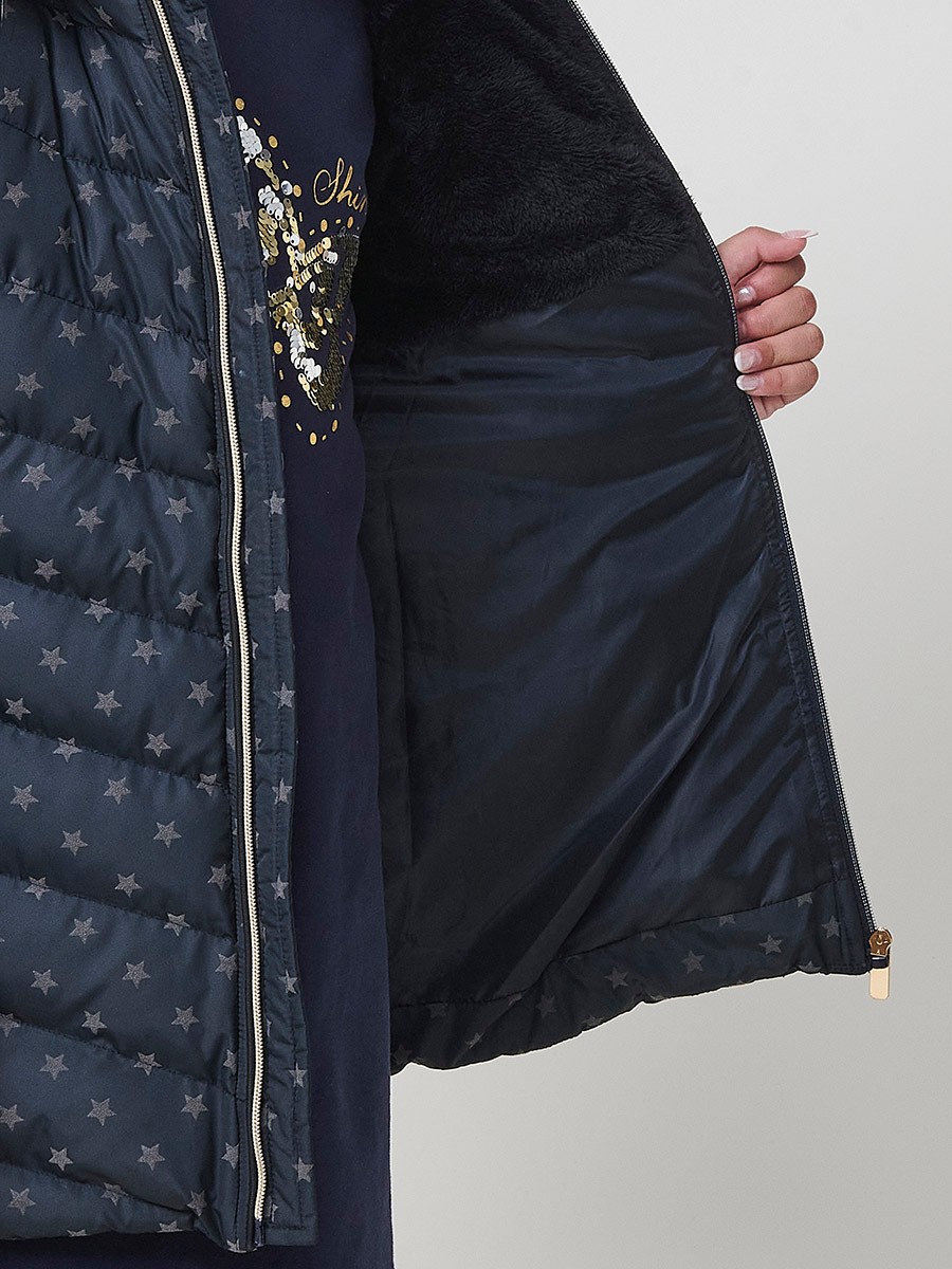 Chaqueta acolchada de niña en color navy con estampado de estrellas flocadas, cuello alto, capucha desmontable con pelo sintético y puños de canalé.