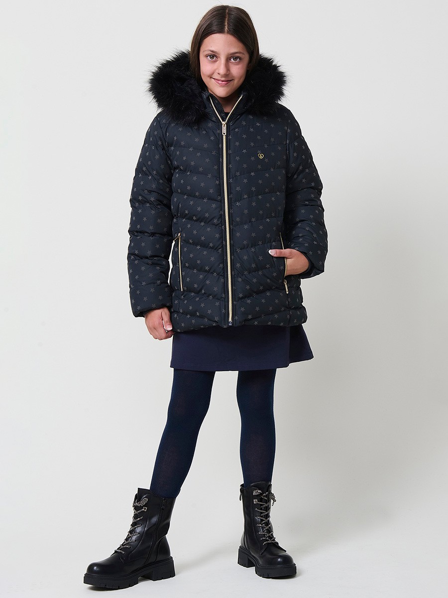Chaqueta acolchada de niña en color navy con estampado de estrellas flocadas, cuello alto, capucha desmontable con pelo sintético y puños de canalé.