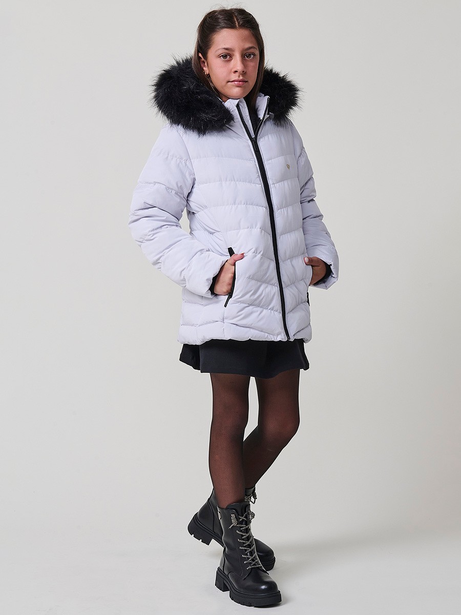 Chaqueta acolchada de niña en color gris perla, con cuello alto, capucha desmontable con pelo sintético y puños de canalé. 100% poliéster.