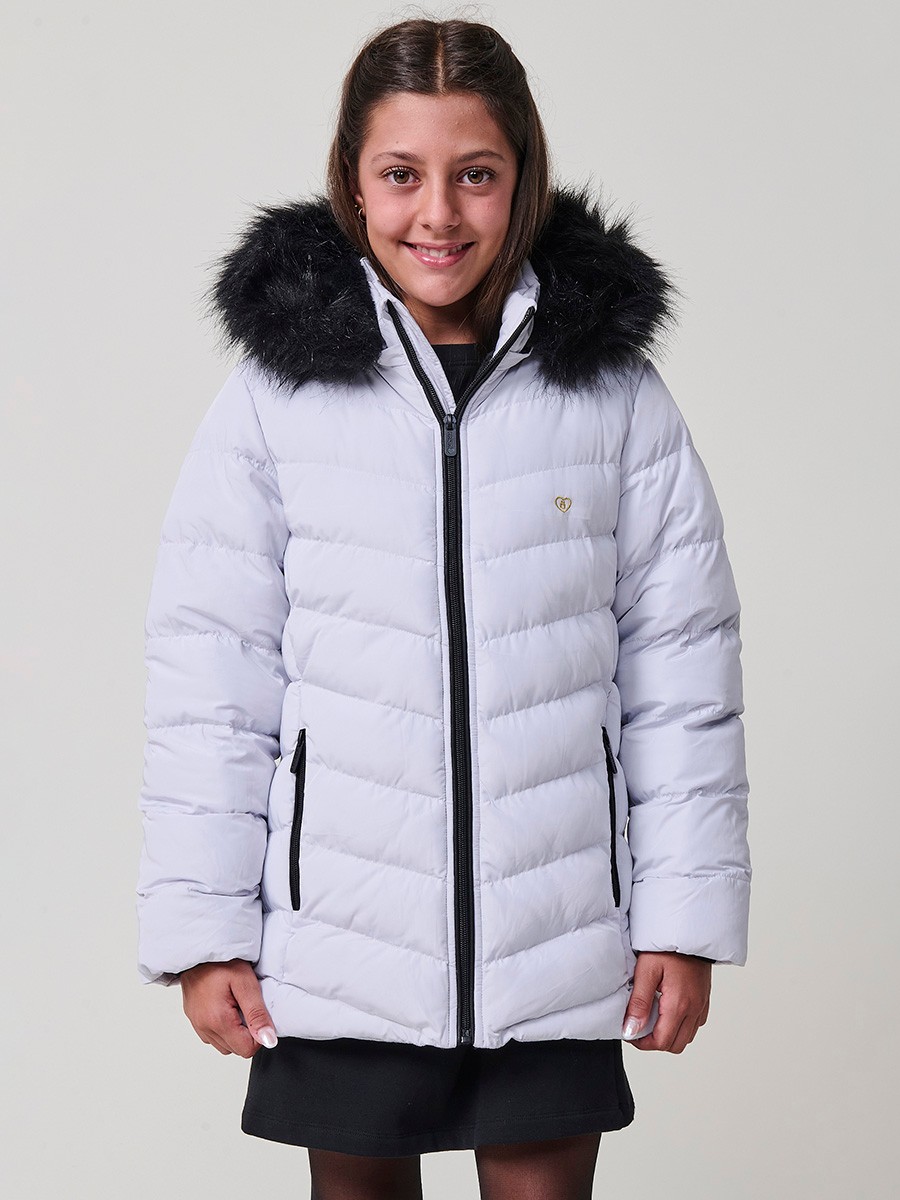 Chaqueta acolchada de niña en color gris perla, con cuello alto, capucha desmontable con pelo sintético y puños de canalé. 100% poliéster.