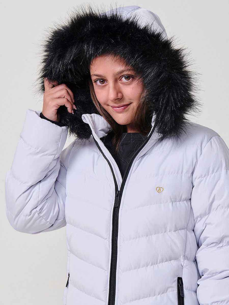 Chaqueta acolchada de niña en color gris perla, con cuello alto, capucha desmontable con pelo sintético y puños de canalé. 100% poliéster.
