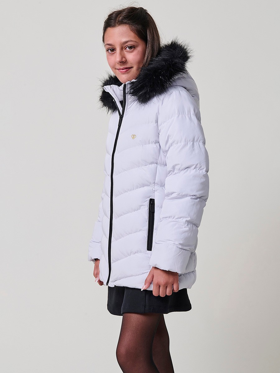 Chaqueta acolchada de niña en color gris perla, con cuello alto, capucha desmontable con pelo sintético y puños de canalé. 100% poliéster.