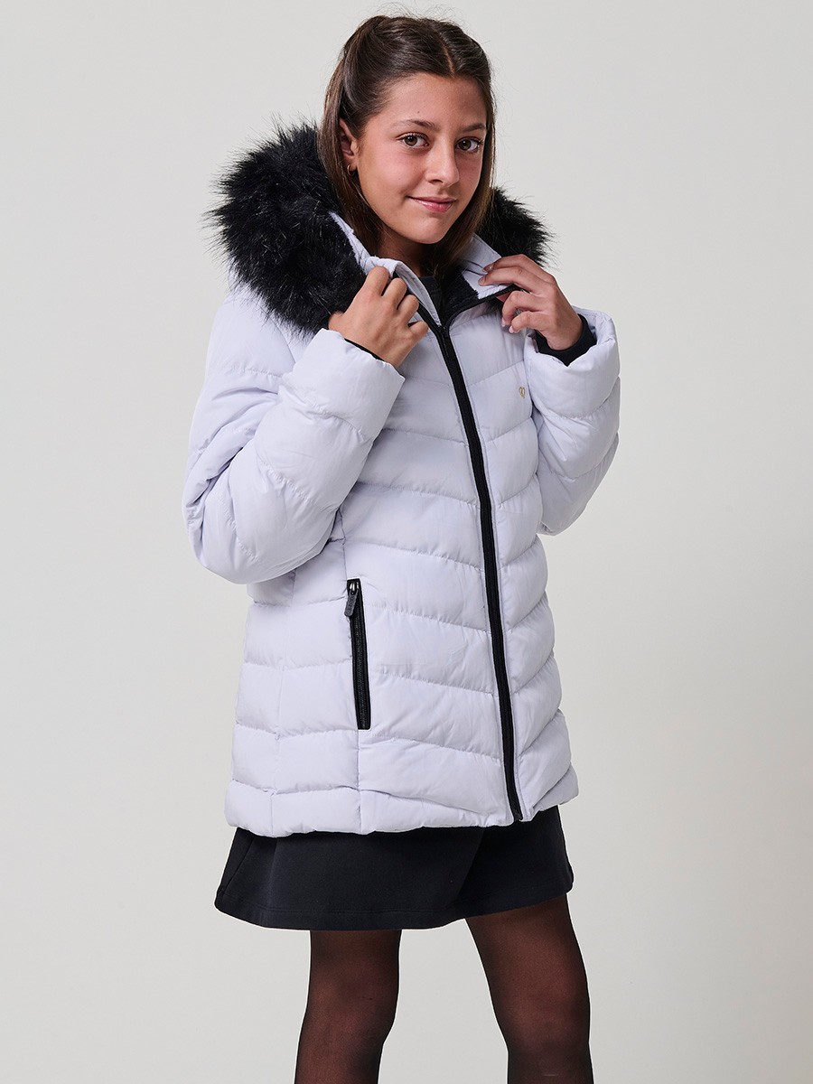 Chaqueta acolchada de niña en color gris perla, con cuello alto, capucha desmontable con pelo sintético y puños de canalé. 100% poliéster.
