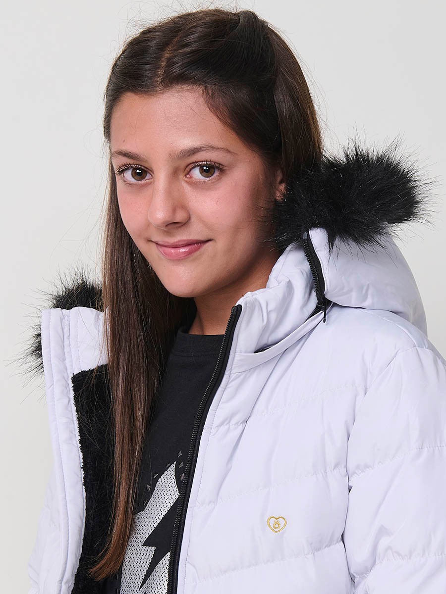Chaqueta acolchada de niña en color gris perla, con cuello alto, capucha desmontable con pelo sintético y puños de canalé. 100% poliéster.