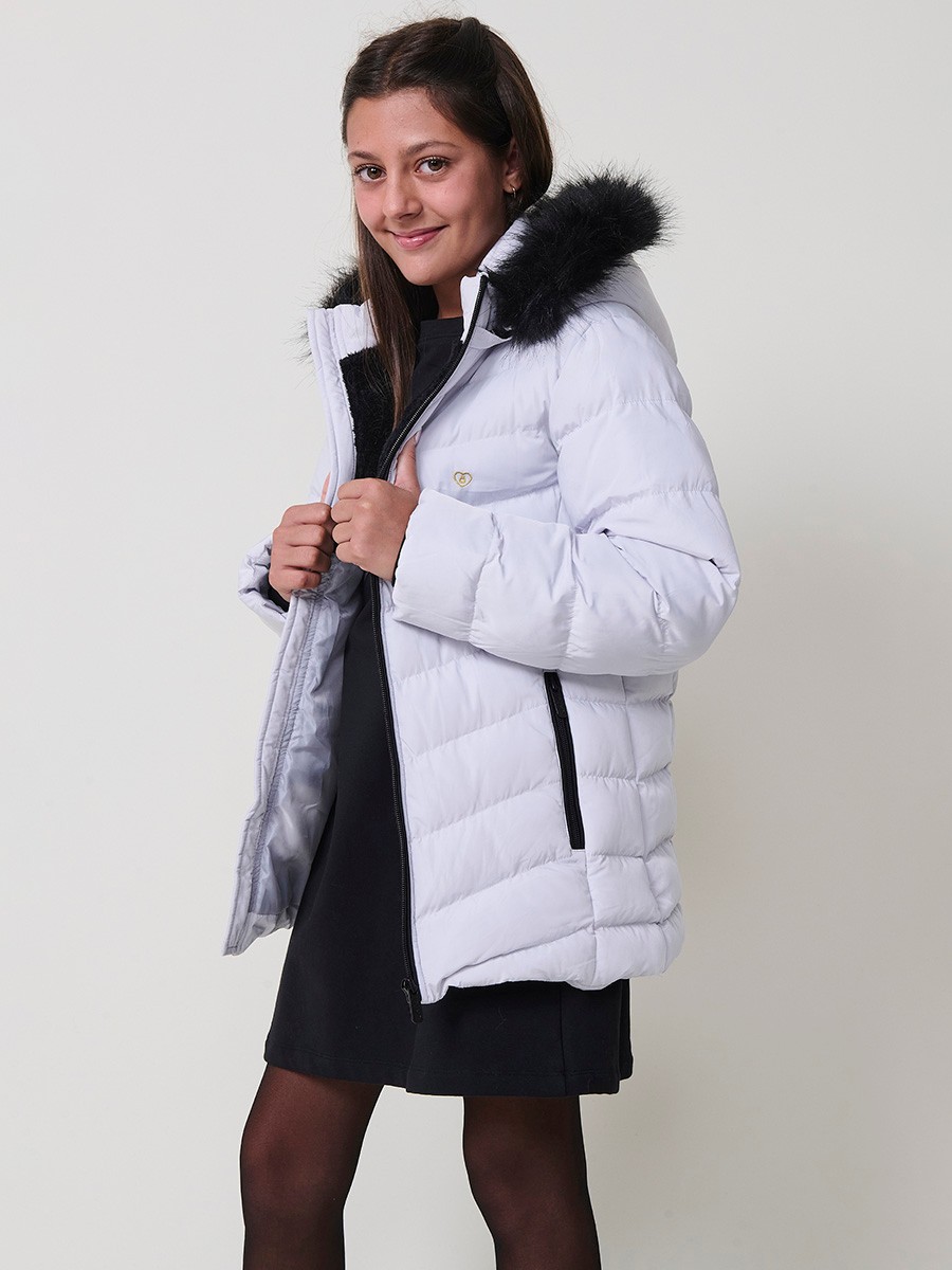 Chaqueta acolchada de niña en color gris perla, con cuello alto, capucha desmontable con pelo sintético y puños de canalé. 100% poliéster.