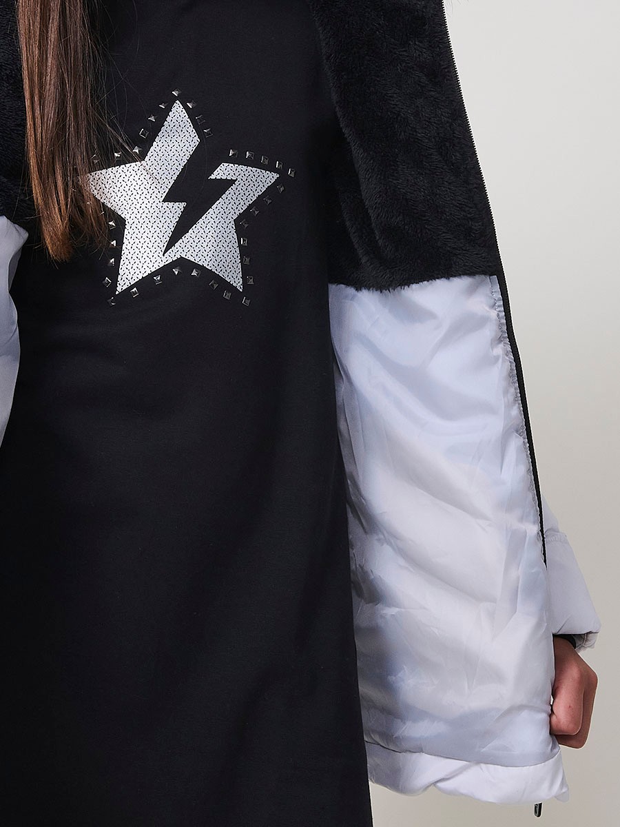 Chaqueta acolchada de niña en color gris perla, con cuello alto, capucha desmontable con pelo sintético y puños de canalé. 100% poliéster.