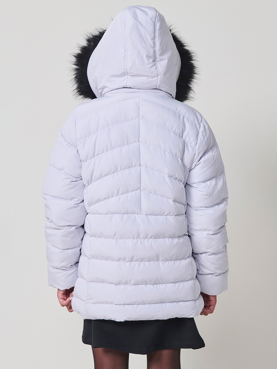 Chaqueta acolchada de niña en color gris perla, con cuello alto, capucha desmontable con pelo sintético y puños de canalé. 100% poliéster.