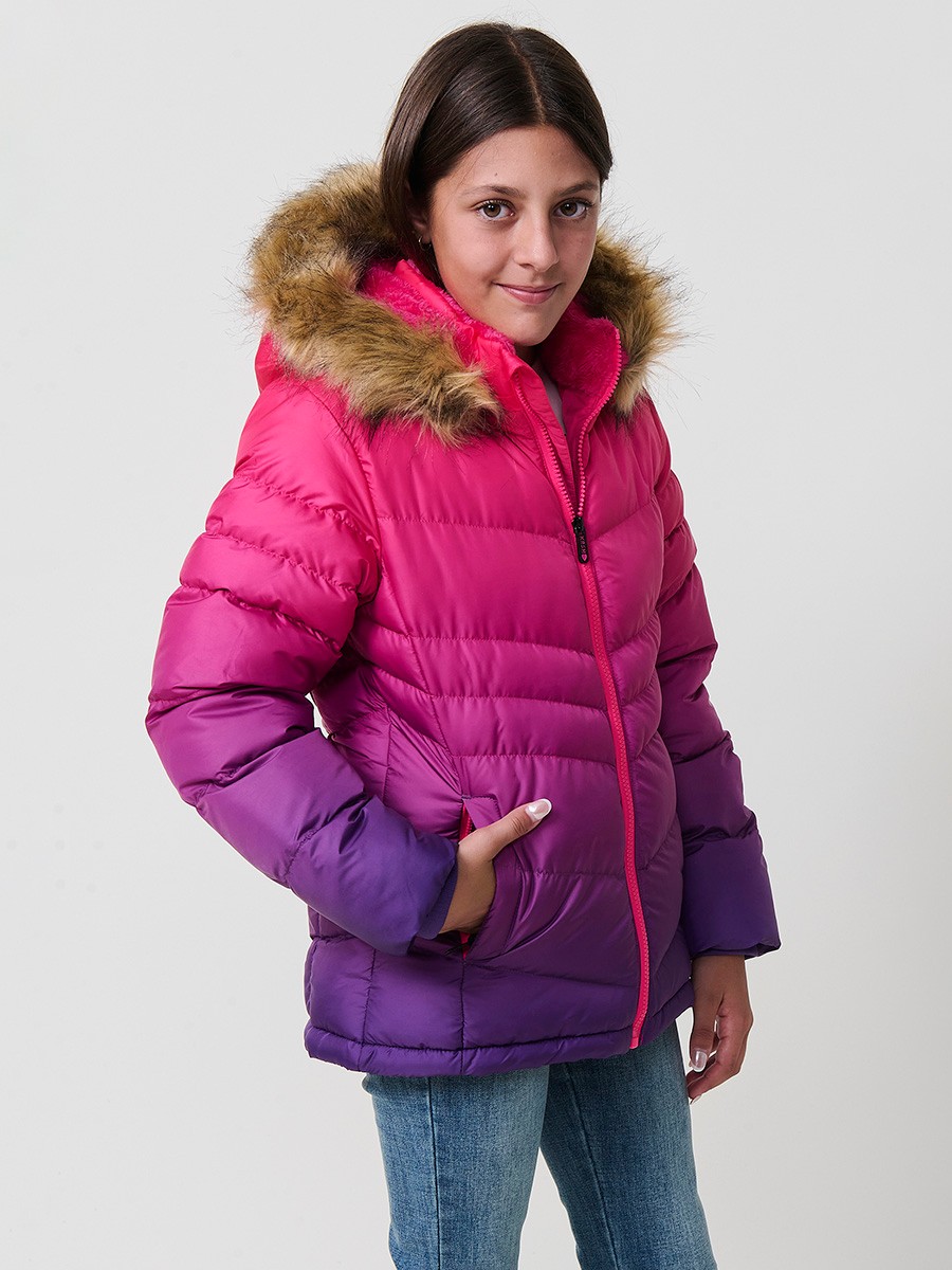 Chaqueta acolchada de niña en color fucsia con bajo degradado lila, cuello alto con forro efecto pelo y capucha desmontable con pelo sintético.